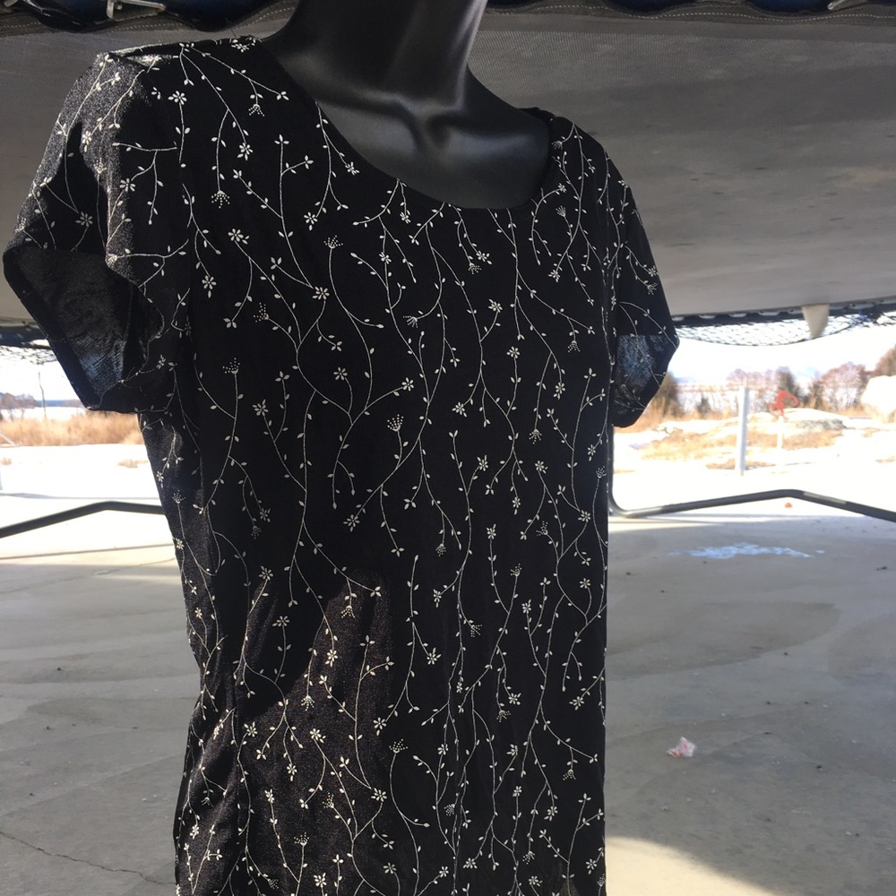 BRIGGS New York woman’s top